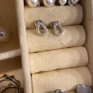Örhängen silver - Ett par silver örhängen från glitter i ekat silver köpt fö 199kr har bara använt dom 4 gånger 