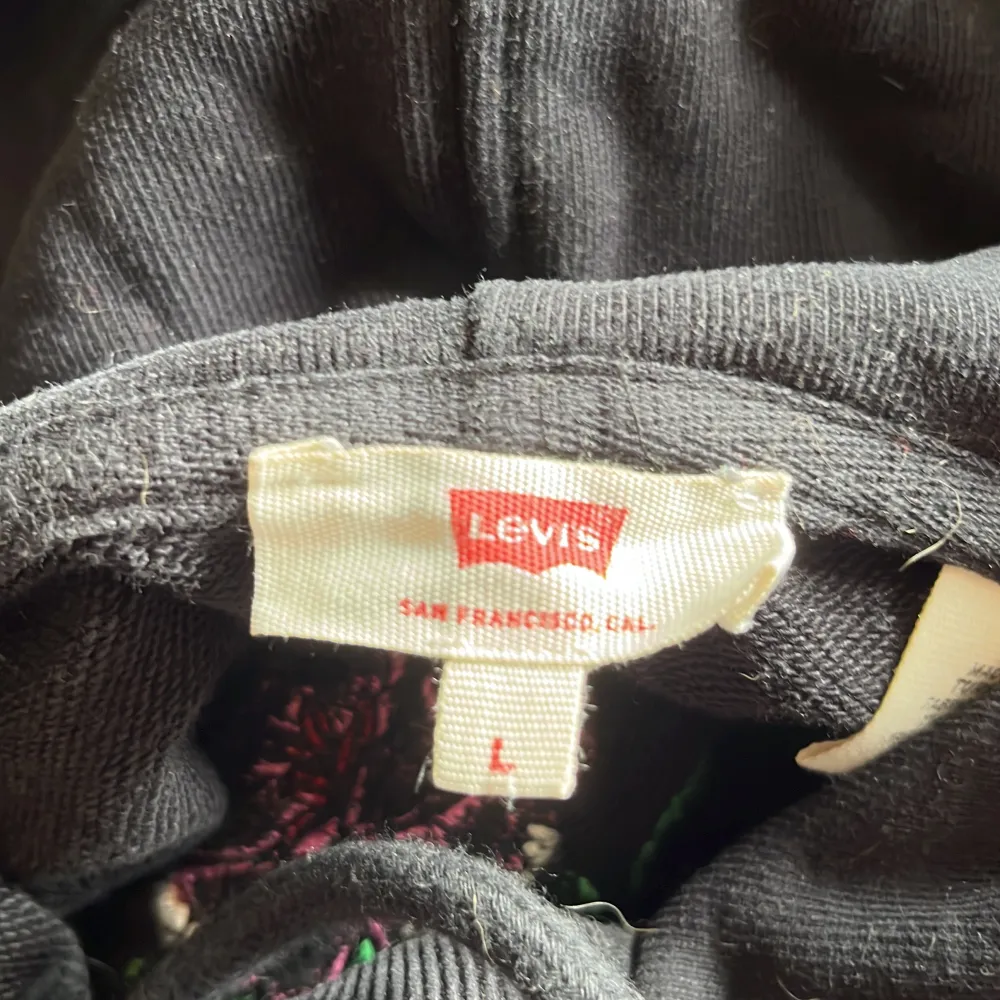 Äkta levi strauss hoodie, den är tung då materialet är av god kvalitet. Den är köpt runt 2018 och bara använd ett få par gånger. Storlek L och true to size, men lite kort i kroppen.. Hoodies.