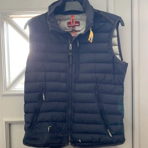 Parajumper väst - Säljer nu denna schyssta Parajumper västen då den inte används o har mycket kvar o ge. Finns en defekt på västen (Kom privat för fler bilder) Skick:7,5/10. Köpt för: 2700kr
