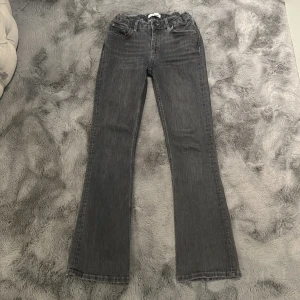 Bootcut Jeans - Dem är ifrån Gina Tricot, i stl 158. Dem är i Okej skick