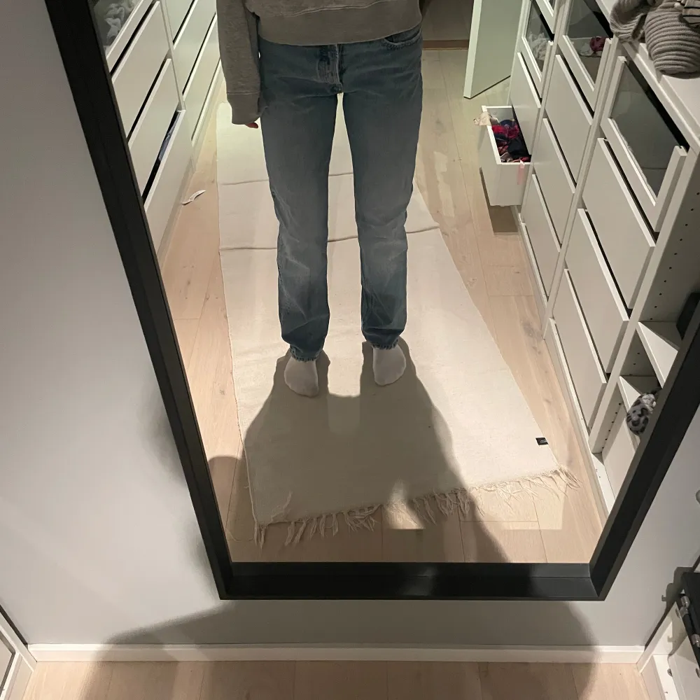 Superfina mid waist straight jeans från zara i storlek 36. Jeans & Byxor.