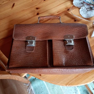 Gammal läder portfölj brun - Fin gammal läder portfölj brun ,viss slitage finnes men annars i fint skick.