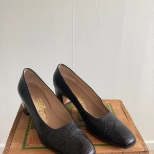 Salvatore Ferragamo pumps 36 5cm - Salvatore Ferragamo pumps i strl 36 5cm höga. Helt i läder designad och producerad i Italien.  Vintage från 1980 talet
