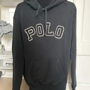 Svart hoodie från Ralph Lauren. Storlek medium i fint skick, relativt välanvänd men i bra skick. 