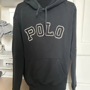 Polo Hoodie - Svart hoodie från Ralph Lauren. Storlek medium i fint skick, relativt välanvänd men i bra skick. 