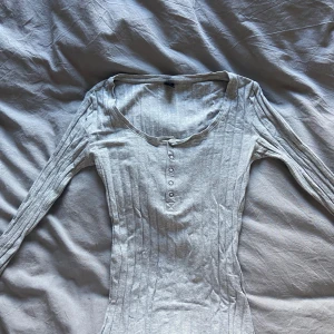 Jättesnygg henleytop y2k  - Elena gilbert vibe 2000s vibe använd ofta men fortfarande bra skick. Skriv för fler bilder 