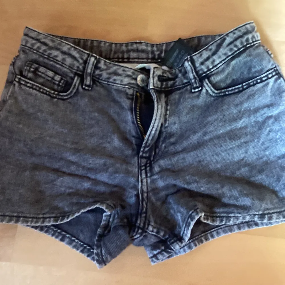 Grå jeans shorts som är från H&m storlek 152 (11-12 Y). Shorts.