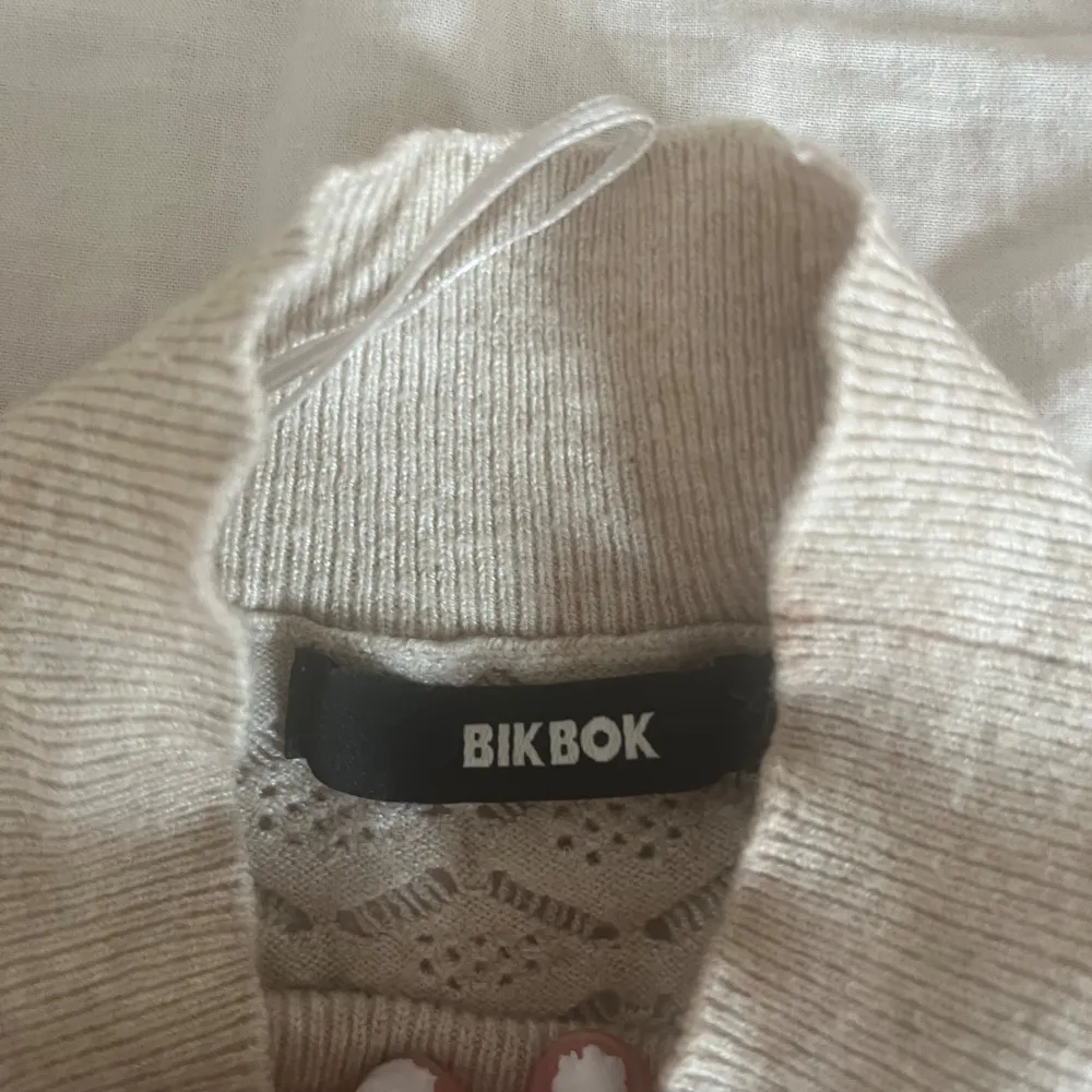 Säljer en jättefin beige tröja från bikbok, vet inte nypris. Den är i storlek S.. Blusar.