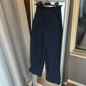 Konstymbyxor randiga - Randiga kostymbyxor från H&M! Knappt använda💕