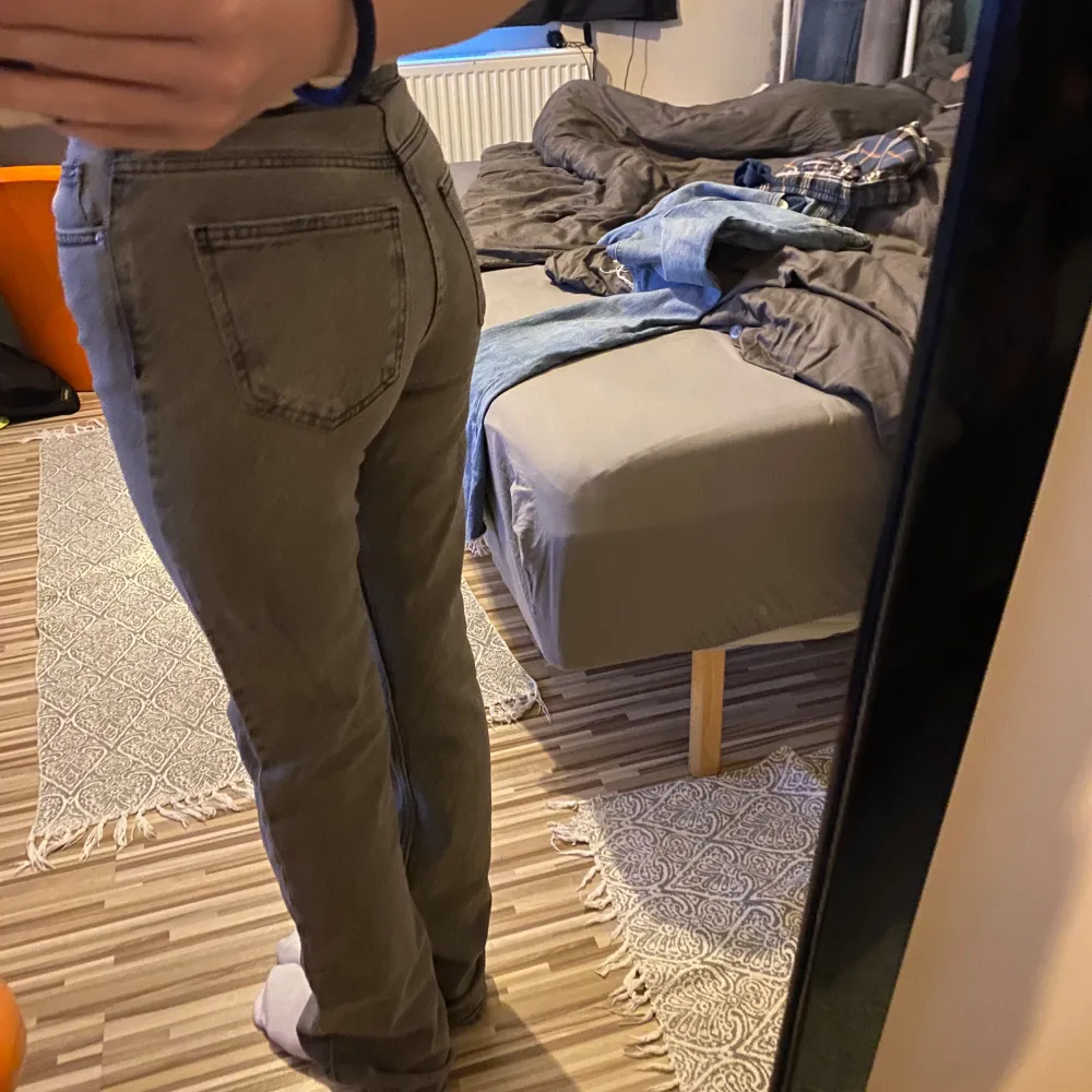 Hej säljer dessa jeans för 150 kr, det är storlek 34. Dom är i väldigt bra skick:) . Jeans & Byxor.