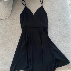 Klännig - As söt svart klännig med detaljer i ryggen