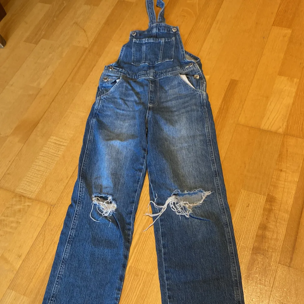 Köptes från H&M i nyskick jättegullig för 8åringar. Jeans & Byxor.