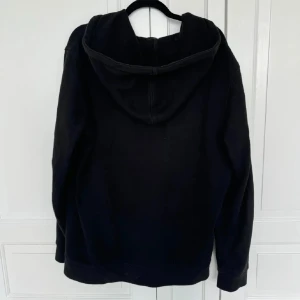 Weekday hoodie - Säljer denna tröja från weekday i ett bra skick. Tröjan är relativt baggy. 