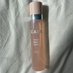 That dewy look - Caia Settingspray! Inte använd! Färgen har skavts av lite runt locket pga fukt❤️