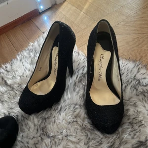Klackskor  - Ett par jättefina klackskor som är för små för mig. Knappt använda och i jättefint skick då dom är helt oanvända.Hör av er vid minsta fundering!💞