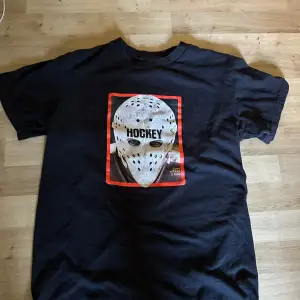 Hockey Tshirt från junkyard  Använd ett fåtal gånger  Toppskick Nypris: 500 om du har några frågor är det bara att skriva