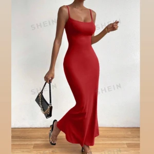 Klänning - Röd klänning från SheIn. Aldrig använd! 🤍