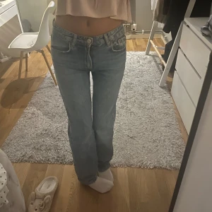 Midrise jeans  - Säljer dessa snygga midrise jeans ifrån zara❣️de är knappt använda därav är de i väldigt bra skick
