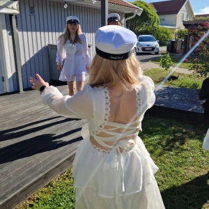 Vacker studentklänning  - Säljer nu min otroligt vackra studentklänning. Långa ärmar och en fin öppen rygg! Är i ny skick. PM vid frågor. Pris kan alltid diskuteras vid snabb affär💕
