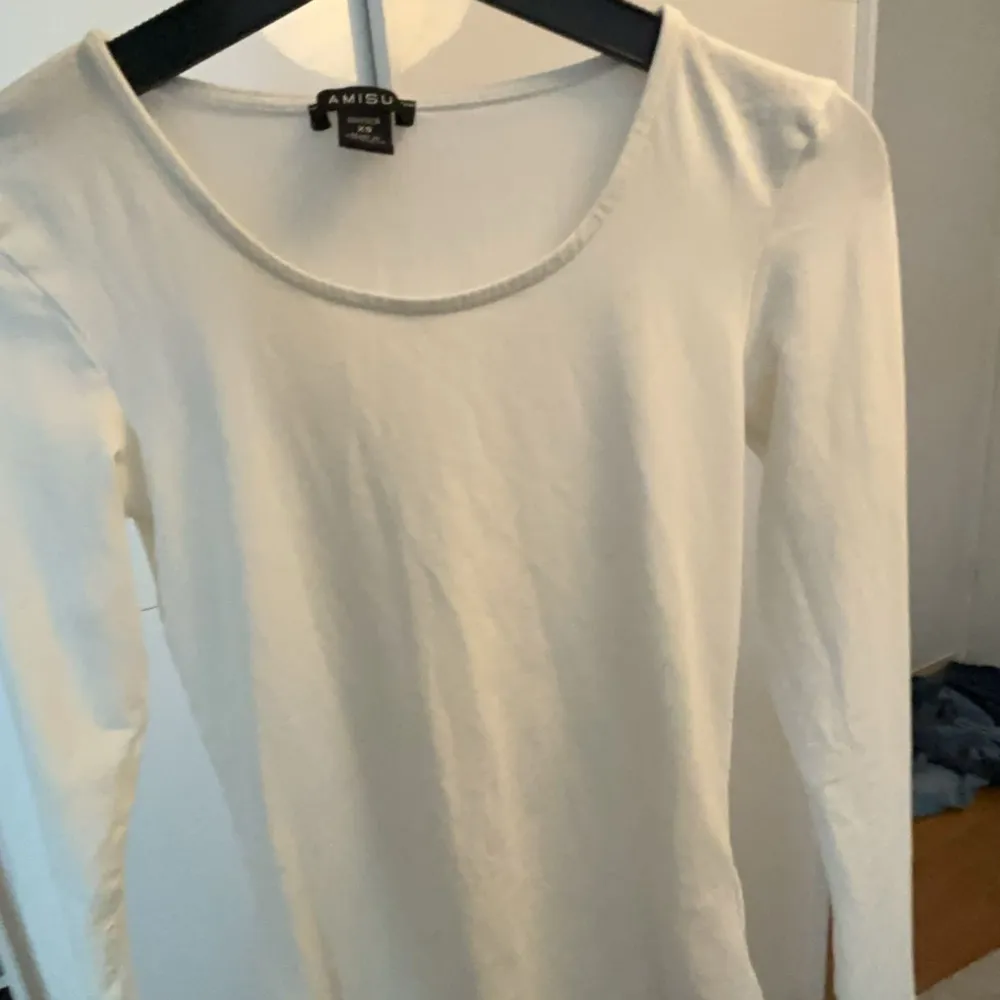 Denna tröja har ett tunt material men även väldigt lent. Den sitter åt på kroppen och passar många då den är väldigt stretchy. . T-shirts.