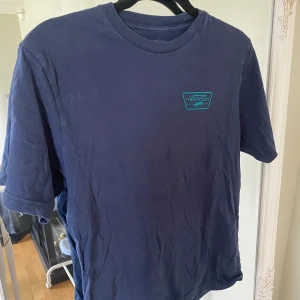 Vans T-shirt  - Blå Vans T-shirt med grön blått tryck 