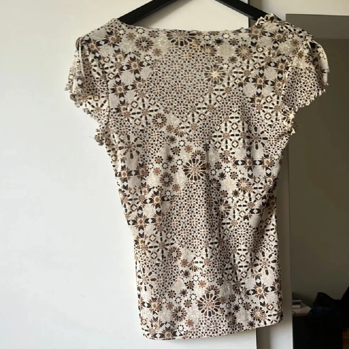 Brun mönstrad blus  - 90