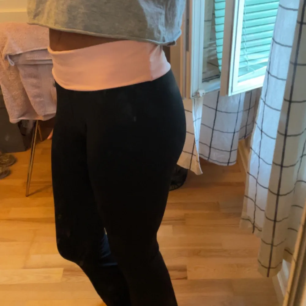 säljer eftersom de är för korta och aldrig används💕 . Jeans & Byxor.