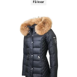 Hejj säljer min rock n blue jacka  , köpt för några år sedan medan använt två vintrar, skriv för bilder  - Det är den längsta modellen och det är äkta päls som man kan ta av o på❤️