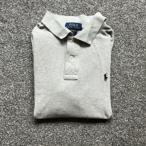 Ralph lauren piké - Snygg piké med bra passform inga defekter 9,5/10 skick Nypris 1100 mitt pris 399 kan gå ner i pris vid snabb köp