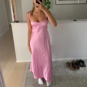 Rosa klänning zara - Rosa satinklänning från zara, helt oanvänd med lappen kvar. Säljer då jag har en likadan i röd. Nypris 399kr