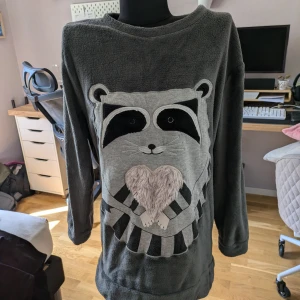 Mysig tröja  - Vet inte riktigt vilken storlek det e i tröjan men jag skulle tro det skulle typ vara S i tröjan jag vet inte heller var den e ifrån.🌸