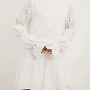 Populär NA-KD klänning  - Intressekoll på min fina NA-KD!! Den är i väldigt bra skick då den har använts väldigt få gånger! 💗 Vill se hur mycket jag kan få för den! 💗 Så tryck inte på köp nu utan kontakta mig innan! 