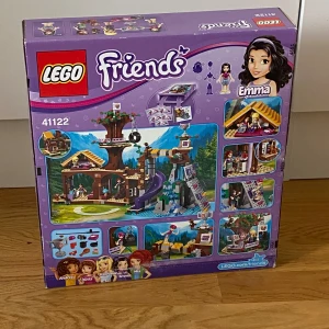 Lego friends trädkojan  - Säljer ett helt nytt Lego friends trädkojan 41122.  De är jättefint och aldrig använt.  Nypris 1300:-, mitt pris idag endast 500:-. Alltid välkommen att diskutera pris, tveka inte! 