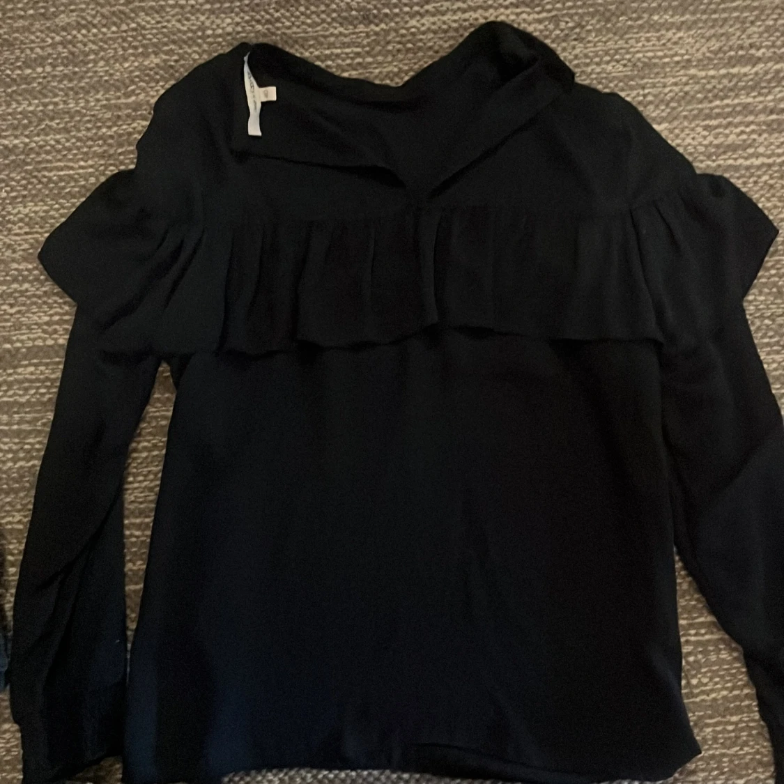 Svart blus med volanger - 91