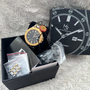 Matthis Bernard Zeitgeist Saint Tropez Limited Edition 024/035 - Matthis Bernard ZG Saint Tropez Limited Edition klocka & begränsat antal med numrering 024/035 & 316L rostfritt stål 41 mm hölje med finaste silver/guldfärgnyans & en tidlös obsidiansvart urtavla & robust reptåligt safirglas & Swiss Ronda 505 urverk.