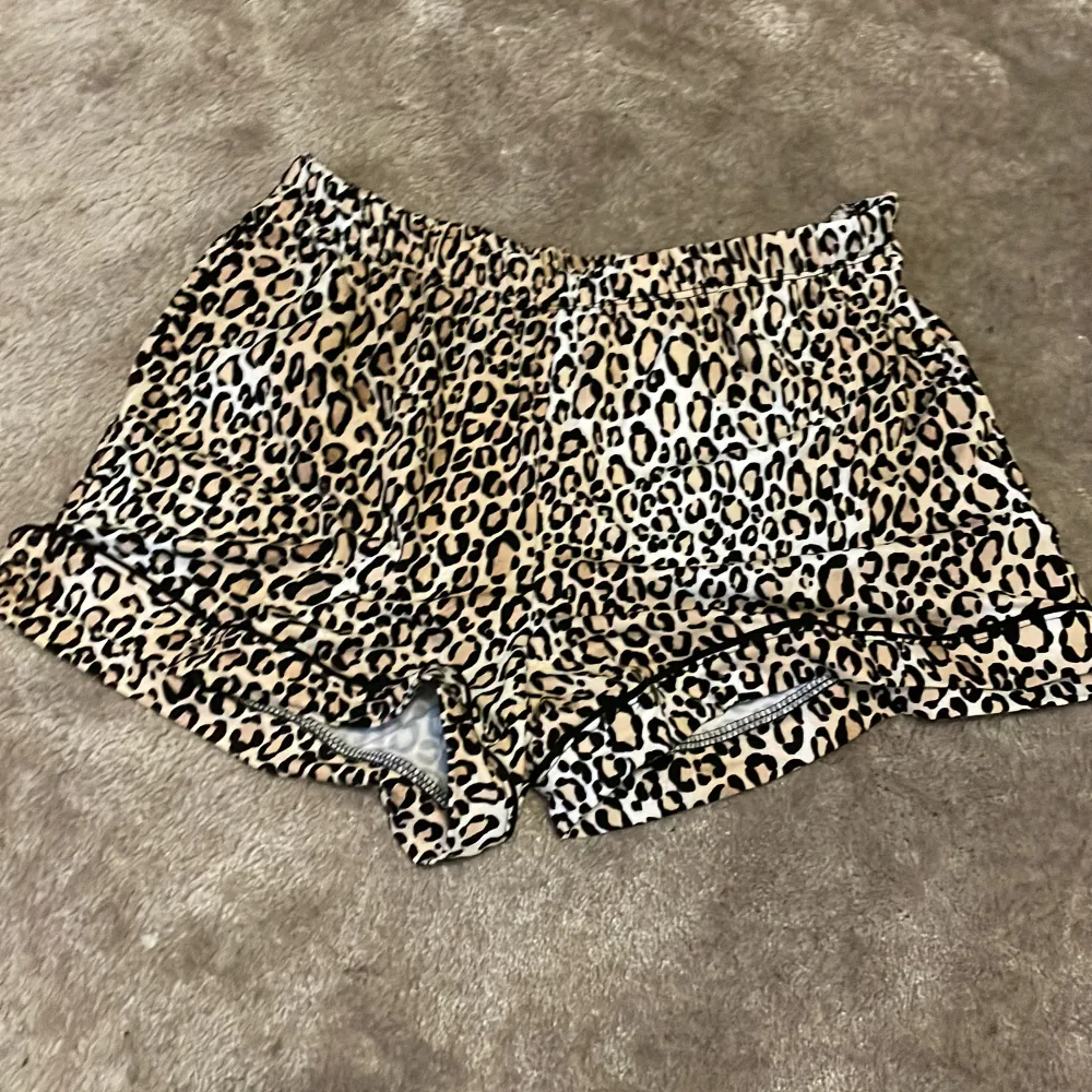 Pyjamas set i leopard mönster, jätte mjukt material och aldrig använd, köpt i S men passar M också!💕. Toppar.