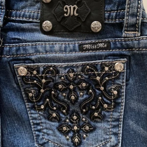 MissMe str 27 skinny - Poulära Y2K jeans från missme. Storlek 27 innerbenet 31. Har flera olika modeller ute. 98%cotton, 2 % elastan 