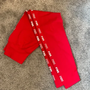 Tränings tights  - Tränings tights från PINK som är andvända dn gång💖köpta för ungefär 600
