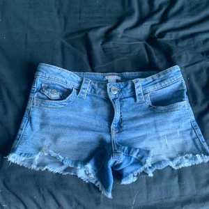 Gina tricot shorts - Ett par jättefina blåa jeansshorts från Gina Young i storleken 158🤩Jag säljer shortsen då det inte kommer till användning. Skriv till mig om frågor eller fler bilder❤️
