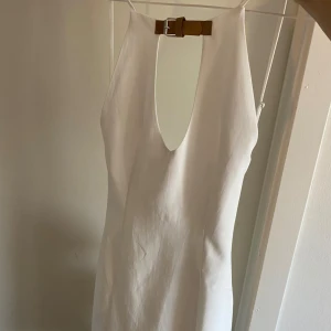 Vit mini klänning  - Fin vit klänning med spänne vid bröstkorgen. Aldrig använd🌟  Öppen i rygg samt dragkedja.  400kr