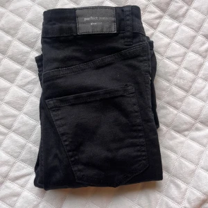 Svarta high Waist jeans  - Storlek xs. Bra skick.Använd 5-10 gånger. Byxorna kommer ifrån Gina Tricot och heter Molly.