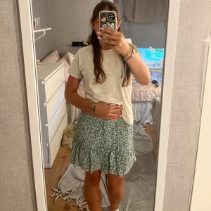 Grön kjol  - Fin grön kjol från zara, tror den ej sälja längre (osäker). Kjolen har inbyggda shorts och har sjusterbar midja därför tror jag den passar S och M