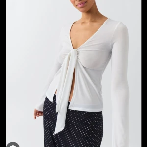 Super fin tröja från gina - Den är köpt för 300kr och är helt oanvänd prislapp saknas Tyvär säljer den för 200kr