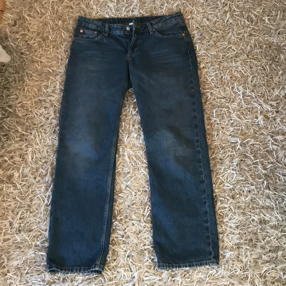 Ett par jättesnygga low arrow jeans från weekday💗 är i marinblå färg och i bra skick men säljer då de är för stora för mig.  Är 165cm lång . Jeans & Byxor.