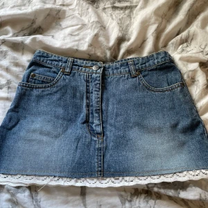 Spets jeans kjol  - Kort jeans kjol med vit spets, från hm