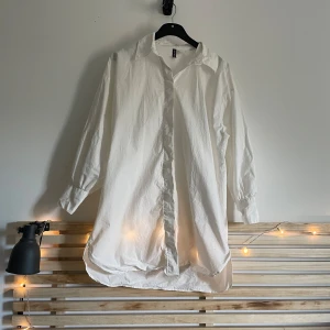 skjortklänning - Vit skjorta/klänning! Finns öglor för att hålla upp ett skärp, men går att ha utan också. Skönt och tunt tyg!  💫 Kolla gärna in min profil, jag har lagt upp massa nya grejer! 💫