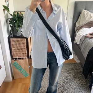 Skjorta - Superfin bomullsskjorta från HM. Storlek XS (oversized) så skulle passa upp mot L! Lapp kvar, aldrig använd. Säljer för 65kr, först till kvarn💓 Hör av er om ni skulle ha några frågor!