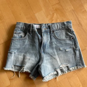Zara shorts - Jättefina ljusblå shorts från Zara använda en gång strl. 164 passar mig som vanligtvis har s/xs