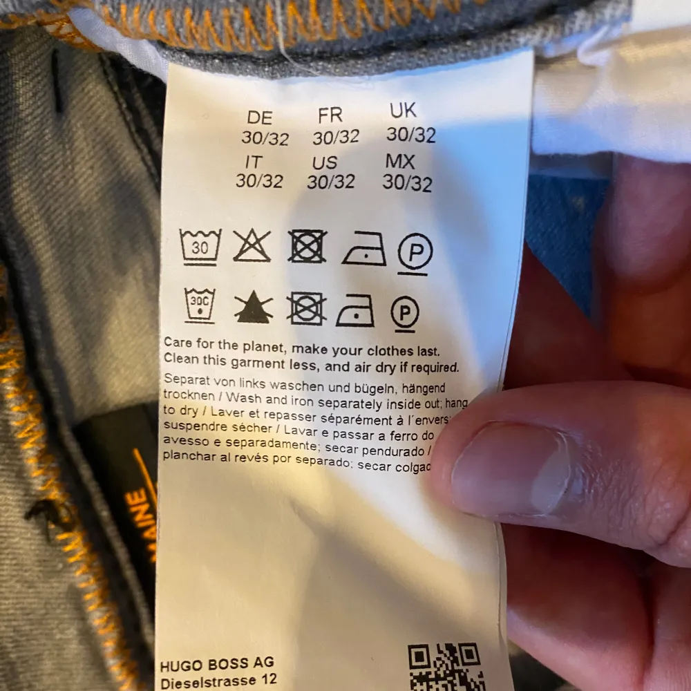 Ett par riktigt feta jeans från Hugo boss. Passform är Maine och regular fit, storlek 30/32. Skick 8/10, inga defekter förutom lite färgade längst ned vid benet men knappt märkbart som ni ser på bilderna. Modellen är 175cm. Nypris 1400kr, mitt 650kr.. Jeans & Byxor.