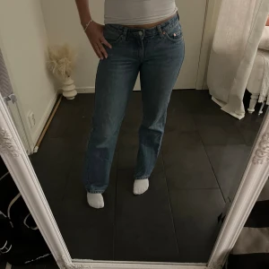 Weekday jeans - Säljer dessa super snygga jeans i den perfekta blåa färgen. Säljer på grund av att det har blivit för små för mig. Dom är använda ett antal gånger men det finns inga defekter på jeansen🌸 köparen betalar för frakten 💞